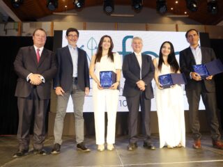 Dominique Viera Peñailillo, Vicepresidenta de Operaciones de Metaproject Group, recibe el Premio Empresaria del Año entregado por FEC Jóvenes