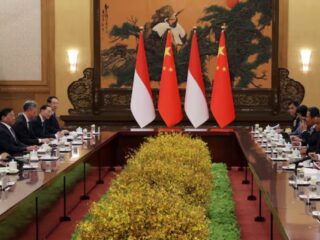 Acuerdos Bilaterales: China e Indonesia firman tratos multimillonarios en tecnología verde