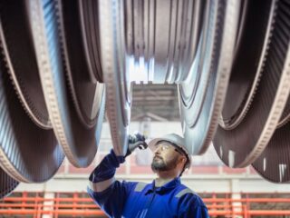 Tensiones comerciales entre Rusia y Estados Unidos impactan mercado de uranio.