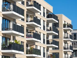 Este es el sueldo que hay que ganar para comprar un departamento en la playa en Chile