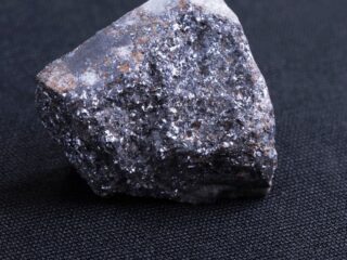 Descenso en precios del mineral de hierro impacta a empresas mineras