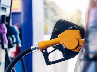 Ahorro de hasta $300 por litro de bencina: cómo acceder a descuentos en combustible en noviembre