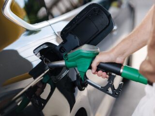 Rebajas en bencina en noviembre: hasta $300 de descuento por litro