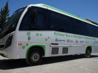 Alianza público-privada presenta el primer bus a hidrógeno hecho en Chile
