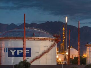 Usiquimica adquiere negocio de lubricantes de YPF en Brasil.