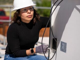 Programa de mentorías empodera a mujeres en energía solar
