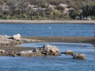 Argentina: Disputa entre La Pampa y Mendoza por explotación minera en río Colorado.