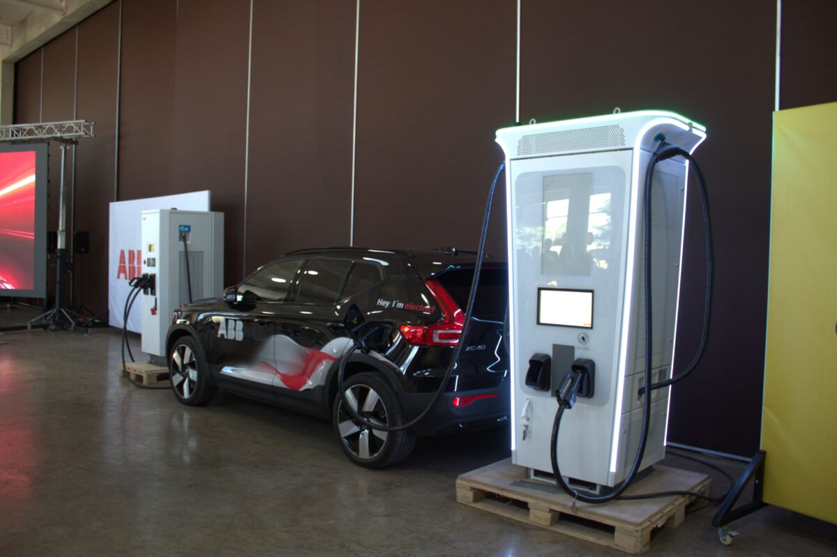 TERRA 360 kW: ABB trae a Chile cargador para autos eléctricos más rápido del mercado