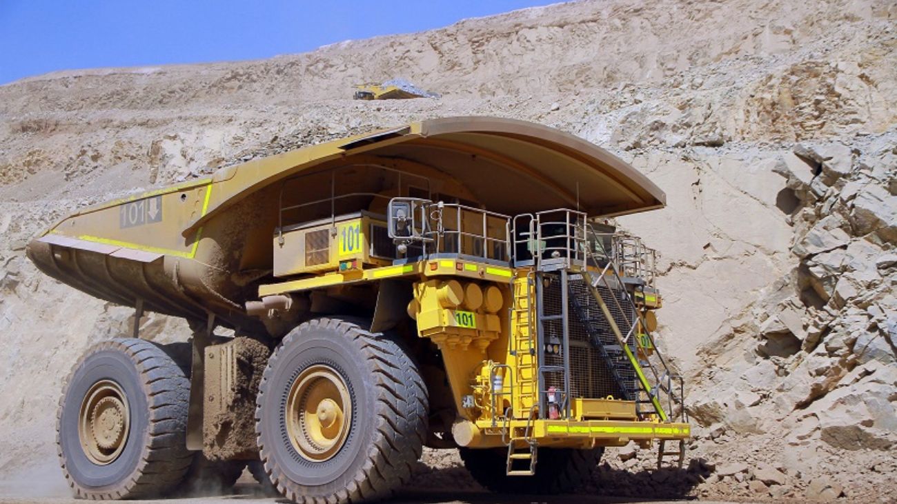 Minera Sierra Gorda impulsa eficiencia y sostenibilidad con 40 nuevos camiones en alianza con Grupo San Gabriel y Lipigas