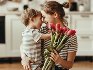 Diciembre Trae Nuevos Beneficios Estatales para Madres: Descubre los Bonos y Subsidios Disponibles