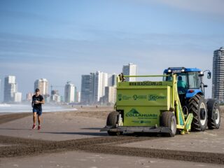 Máquina barredora continúa su trabajo de limpieza de playas para recibir a turistas en verano