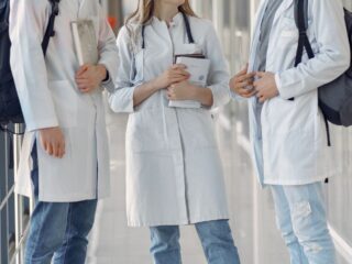 Medicina en Admisión 2025: Altos Salarios y Puntajes de Corte Elevan su Popularidad en Chile