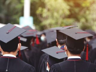 Inteligencia Artificial Revela las Tres Carreras Universitarias Clave para el Bienestar Social