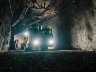 Chile impulsa la descarbonización minera con sistemas de trolebuses subterráneos en colaboración con ABB y Epiroc