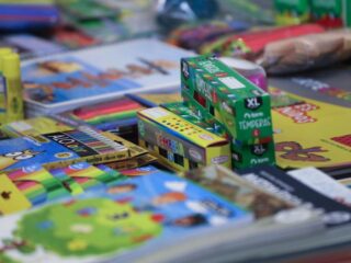 Junaeb anuncia entrega de útiles escolares a más de 2 millones de estudiantes en 2025: inclusión y calidad educativa asegurada