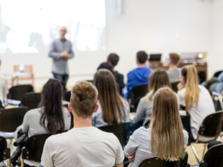 Informe Sernac 2024: Aumentan reclamos en educación superior pero mejora la resolución, revela estudio