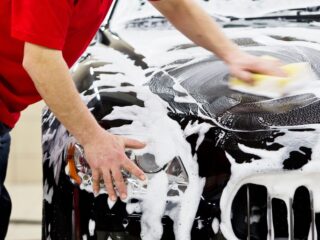 Multas de hasta $337.000 por lavar autos en la calle en Chile: Conoce la normativa y evita sanciones