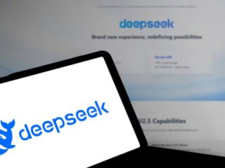 Lanzamiento de asistente gratuito revoluciona mercado de IA: DeepSeek sorprende a inversores