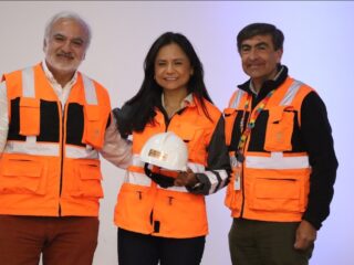 Con el hito simbólico de traspaso de casco, Claudia Domínguez asume la gerencia general de División Radomiro Tomic