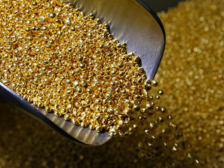 Auge del oro por guerra comercial y escasez: alcanza precios récord