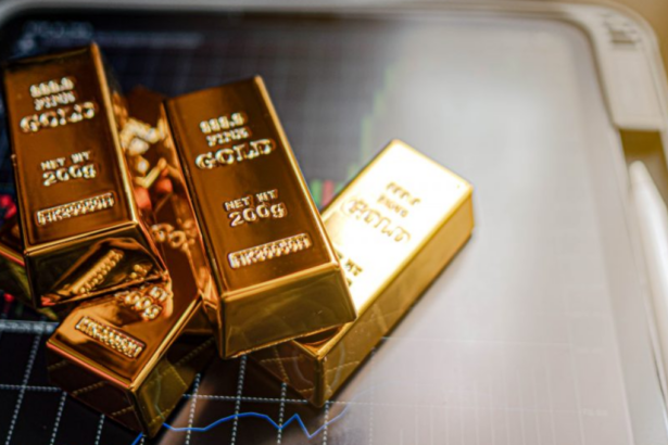 Oro alcanza récord por amenazas arancelarias de Trump a México y Canadá.