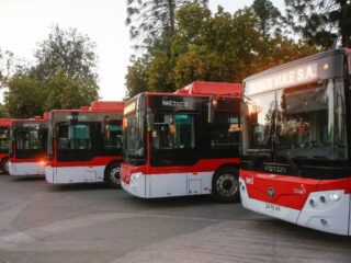 Santiago se Electrifica: Más de 1200 Buses Eléctricos Circularán para 2025 Mejorando la Movilidad Urbana