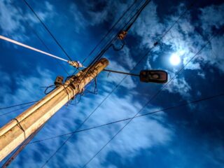 Acuerdo Sernac-ENEL: Compensación Automática Hasta $492 Mil para 2,5 Millones por Corte de Luz en Región Metropolitana