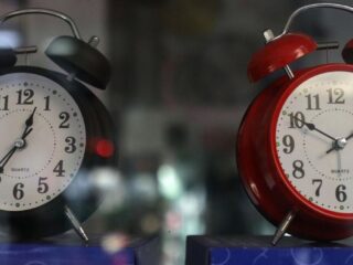 ¿Cuándo es el cambio de hora en Chile? Revisa la fecha y cómo ajustarlo en tu dispositivo