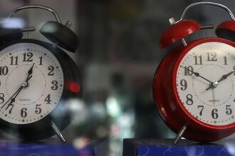 ¿Cuándo es el cambio de hora en Chile? Revisa la fecha y cómo ajustarlo en tu dispositivo