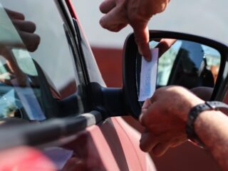 Nueva Ley 21.601 Obliga Grabado de Patentes en Vehículos para Prevenir Robos y Comercio Ilegal