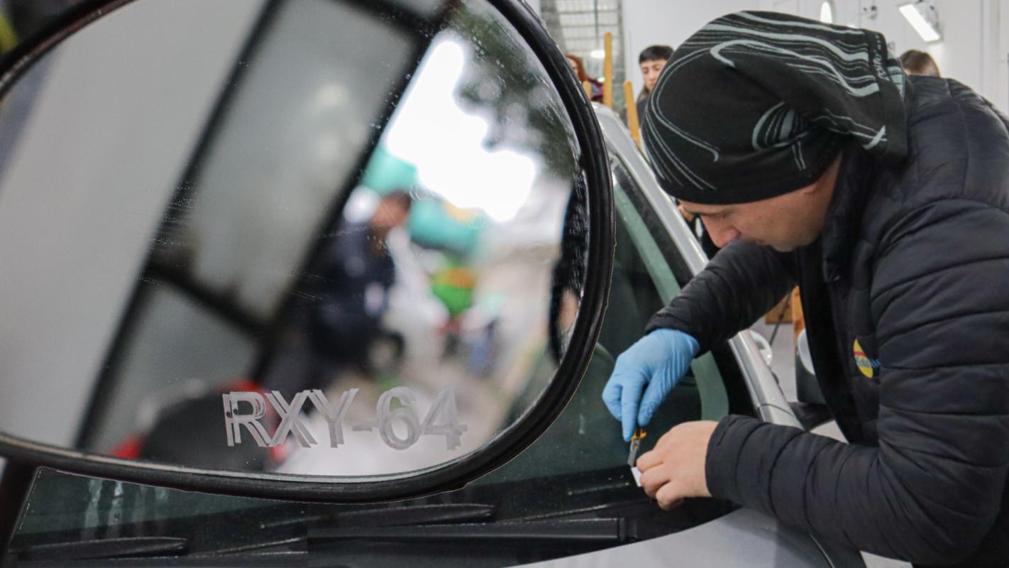 Chile Exige Grabado de Patentes en Vidrios de Vehículos desde 2025: Detalles de la Ley 21.601 y Costos Asociados