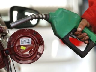 Rebajas de hasta $300 por litro: revisa los descuentos en combustibles disponibles durante abril