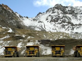 Anglo American publica nuevas ofertas laborales para sus operaciones en Santiago y Los Bronces