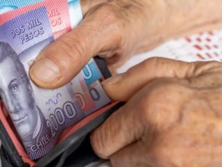 Bono Invierno 2025: Gobierno entrega $81.000 automáticos a adultos mayores que cumplan estos requisitos