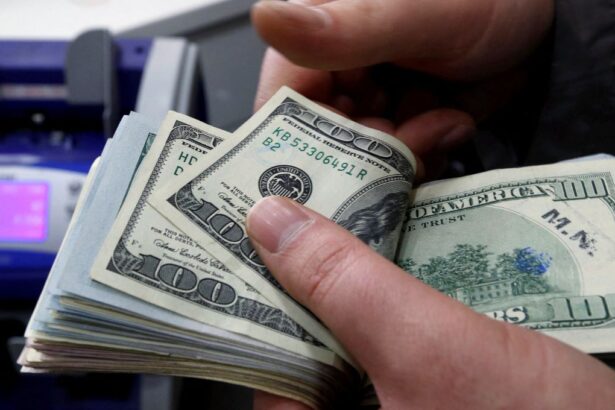 Mercados reaccionan a aranceles de Trump: bolsas en baja, dólar retrocede y el oro alcanza récord histórico