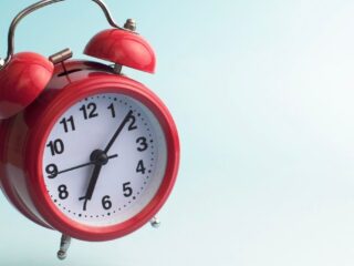 ¿Cambio de hora en Chile? Revisa si debes adelantar o atrasar el reloj este sábado