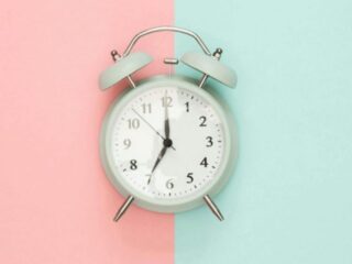 Cambio de hora en Chile: ¿se atrasa o se adelanta el reloj este sábado 5 de abril?