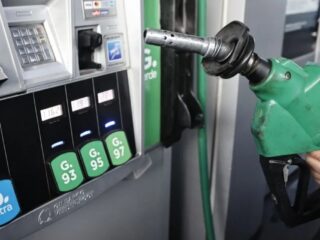 Abril trae descuentos en bencina: revisa aquí las rebajas de hasta $300 por litro según tu tarjeta