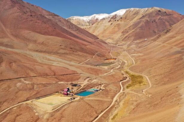 Barrick Gold desafía clausura de Pascua Lama con nuevo proyecto en glaciares chilenos: denuncias y controversias ambientales persisten