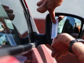 Chile Exige Grabado de Patentes en Vidrios de Vehículos desde Mayo 2025 para Combatir Robo