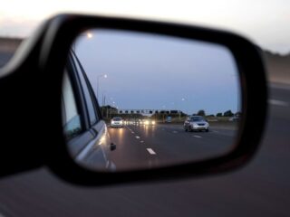 Última oportunidad para evitar multas: Plazo final para el grabado de patente en autos se acerca en Chile, conoce las excepciones