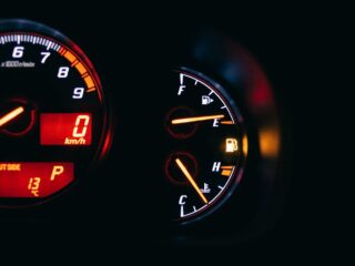 Automovilistas enfrentan altos gastos en marzo; descuentos en combustible alivian bolsillos en abril