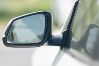Chile impone grabado de patente en vidrios como nuevo requisito para la Revisión Técnica Vehicular desde mayo 2023
