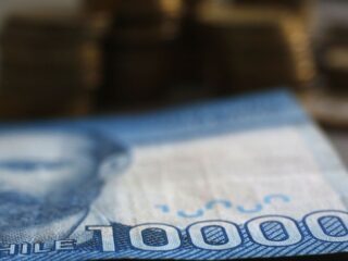 Chile anticipa nuevo aumento del sueldo mínimo en 2025 tras ajustes automáticos y demandas por un salario vital