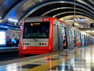 Metro de Santiago anuncia horarios especiales para el Día del Trabajador y eventos de abril