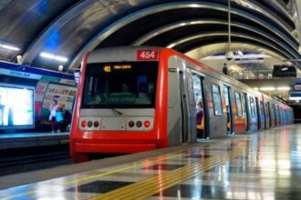 Metro de Santiago anuncia horarios especiales para el Día del Trabajador y eventos de abril