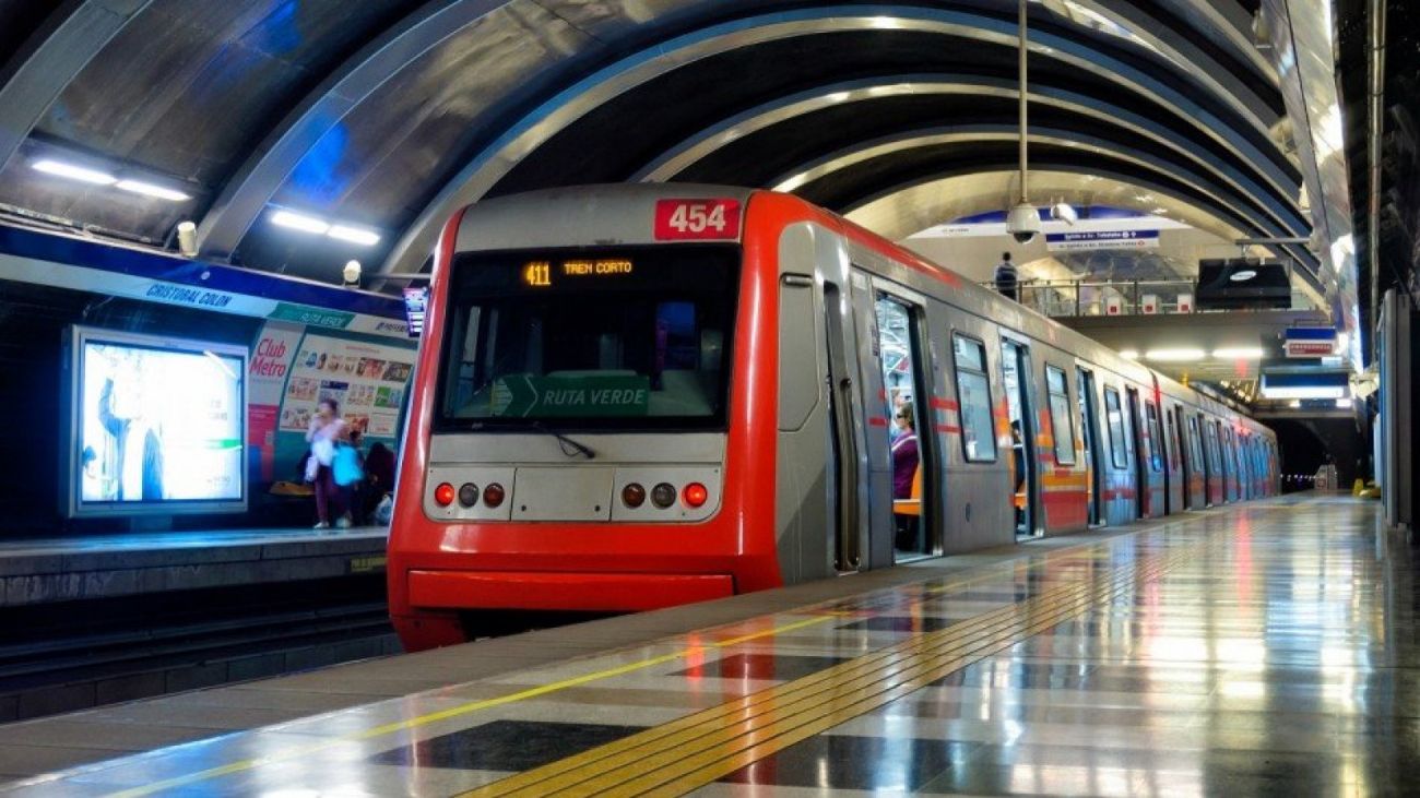 Metro de Santiago anuncia horarios especiales para el Día del Trabajador y eventos de abril