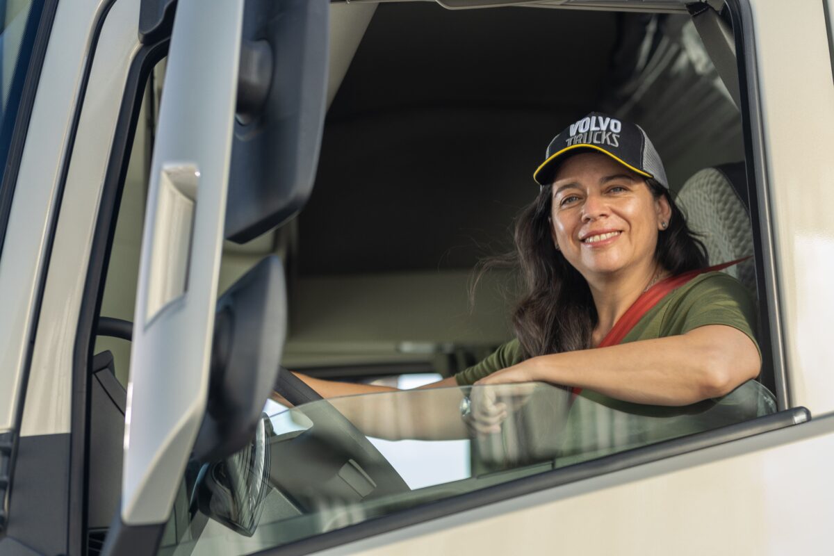 Volvo Chile lanza nueva edición de “Iron Women Más Conductoras” de camiones en RM para fortalecer la formación de mujeres en la industria del transporte de carga Volvo Chile lanza nueva edición de “Iron Women Más Conductoras” de camiones en RM para fortalecer la formación de mujeres en la industria del transporte de carga