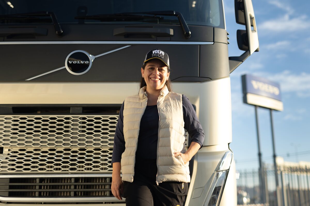 Volvo Chile lanza nueva edición de “Iron Women Más Conductoras” de camiones en RM para fortalecer la formación de mujeres en la industria del transporte de carga Volvo Chile lanza nueva edición de “Iron Women Más Conductoras” de camiones en RM para fortalecer la formación de mujeres en la industria del transporte de carga
