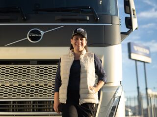 Volvo Chile lanza nueva edición de “Iron Women Más Conductoras” de camiones en RM para fortalecer la formación de mujeres en la industria del transporte de carga